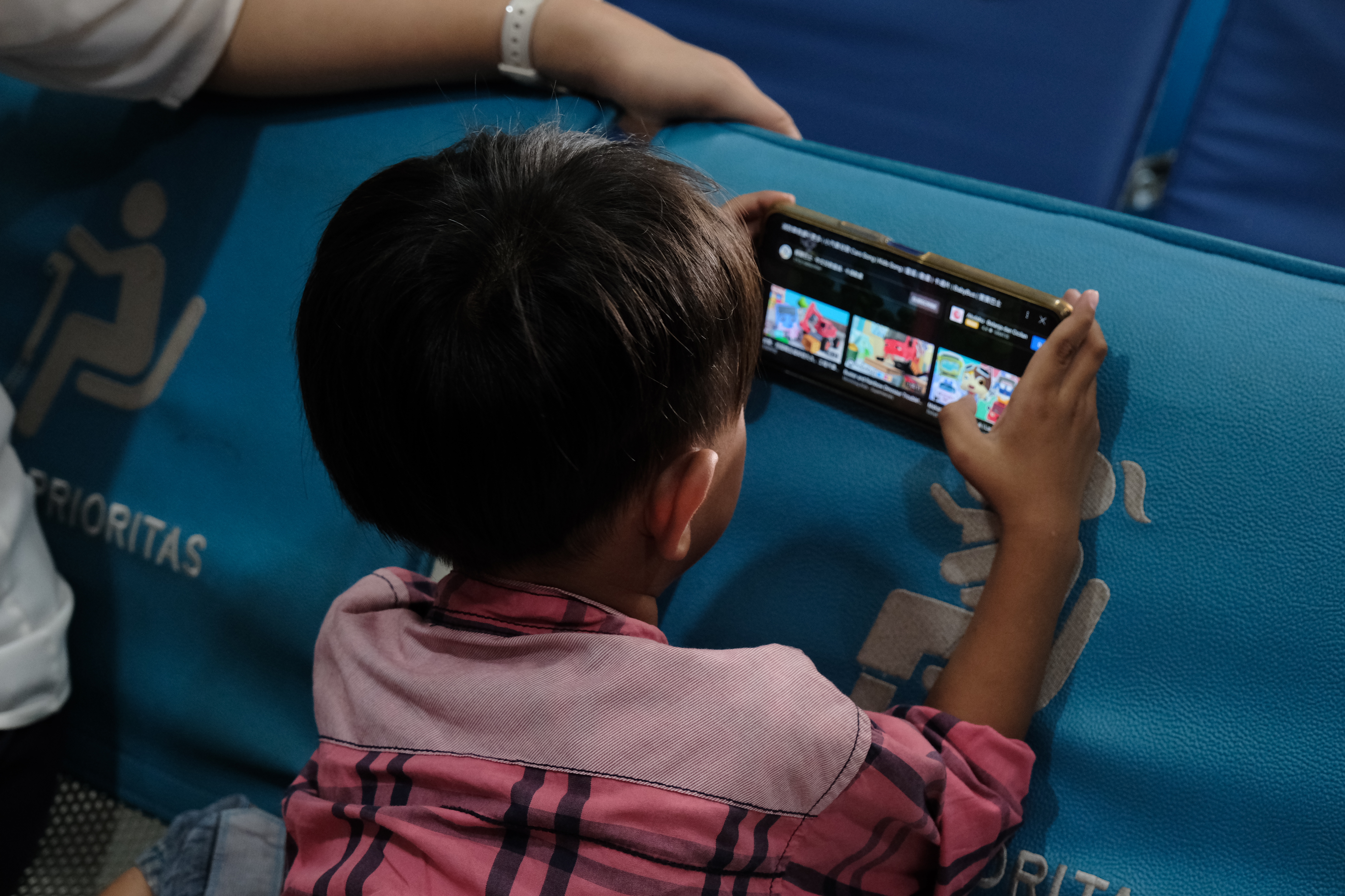 Ilustrasi. Seorang anak tengah menonton film di ponsel pintar di Pontianak, Kalimantan Barat, Rabu (3/8/2022).