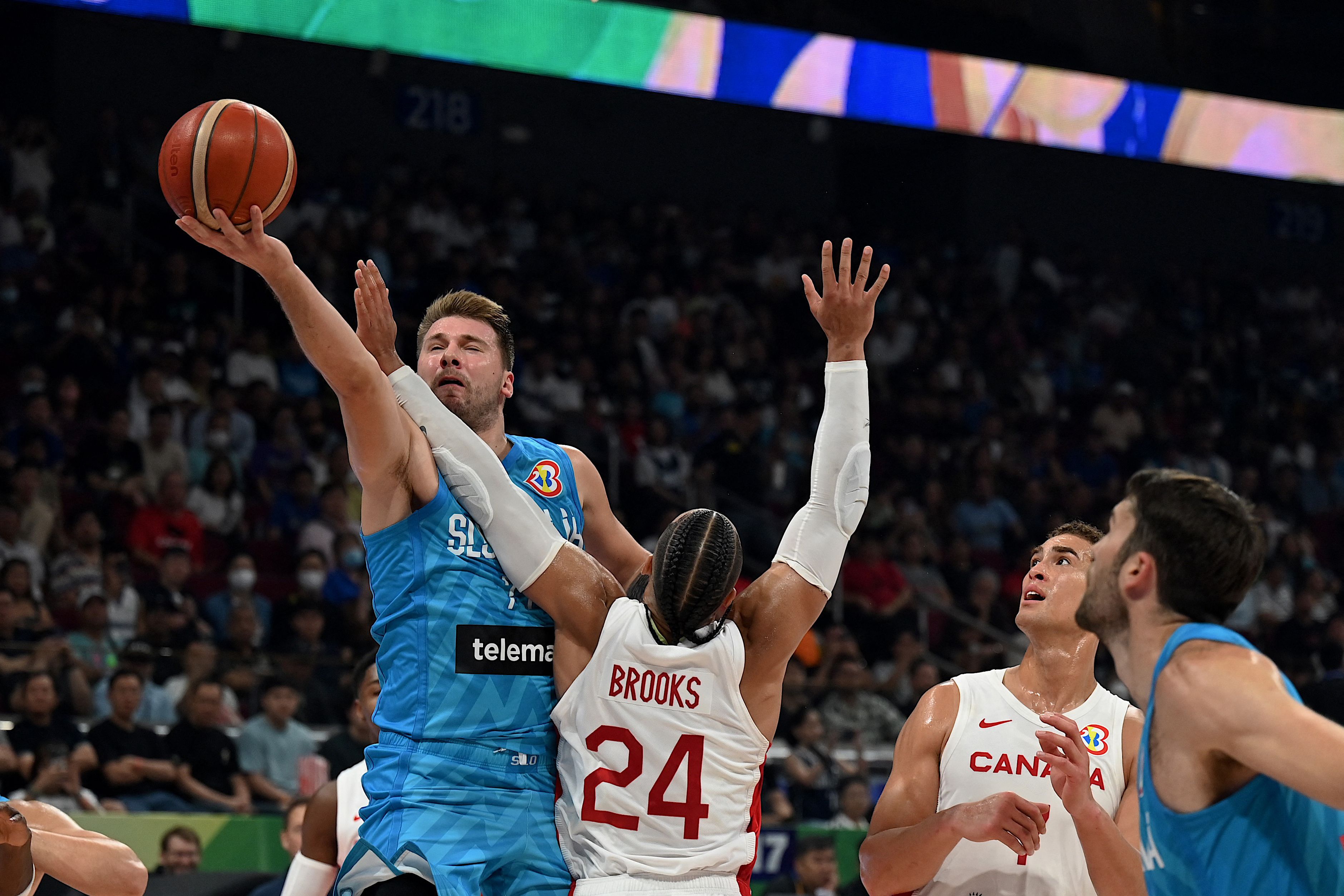 Pebasket Slovenia Luka Doncic melakukan lay-up di perempat final Kejuaraan Dunia Bola Basket melawan Kanada.