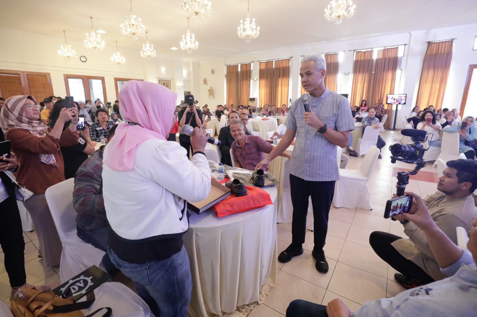 Ganjar Pranowo saat berdiskusi dengan pelaku usaha