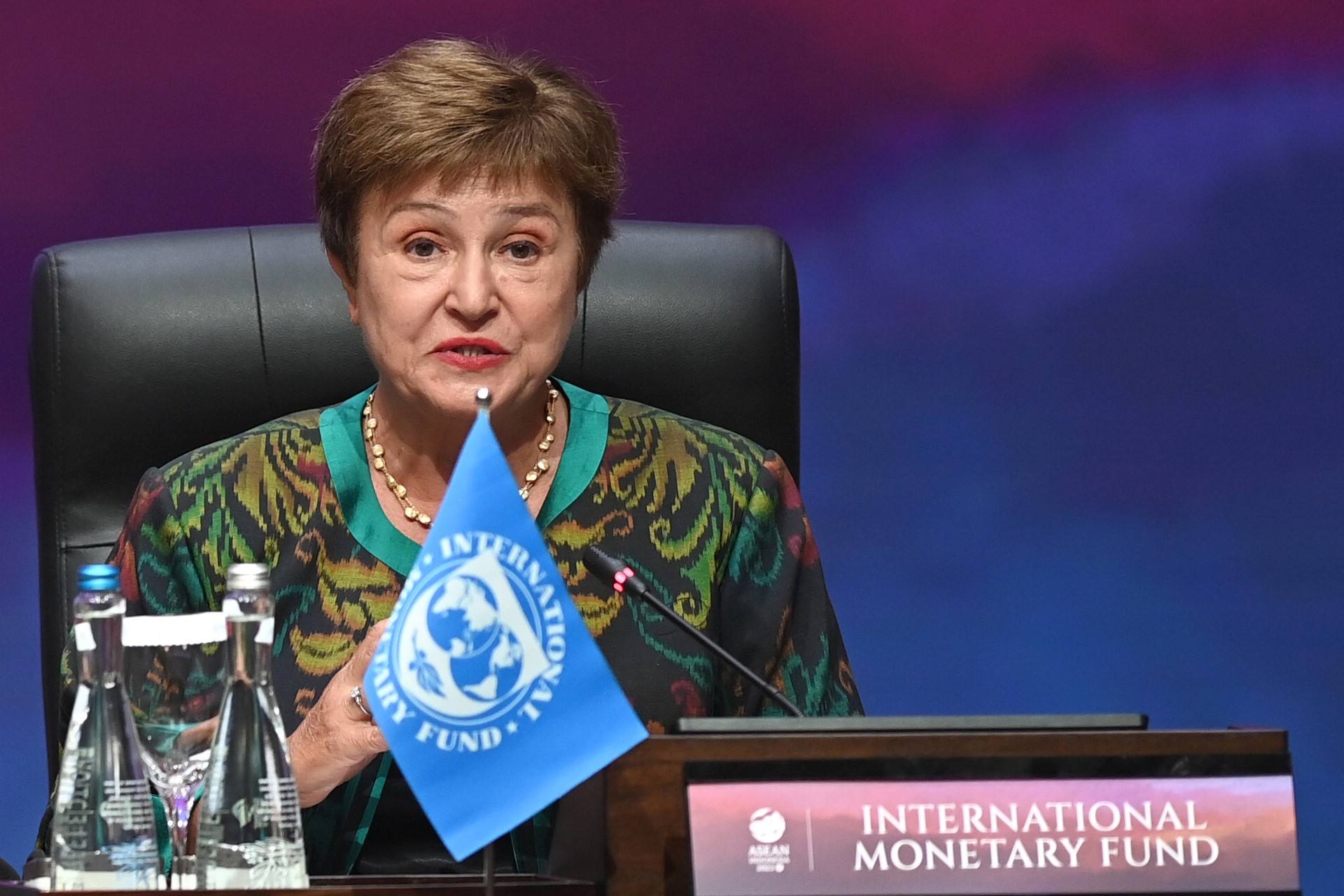Managing Director IMF Kristalina Georgieva menyampaikan pandangan saat Plenary Session KTT ke-43 ASEAN 