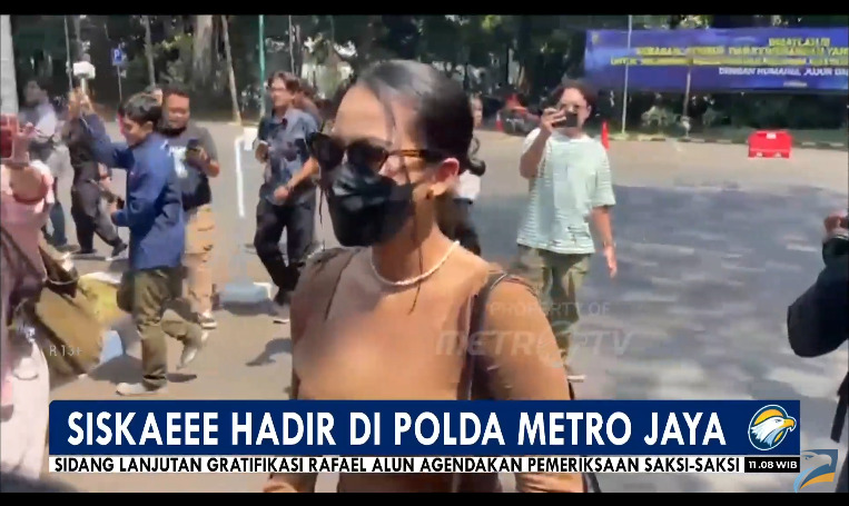 Selebgram pemeran film porno Siskaeee hadir ke Polda Metro Jaya.