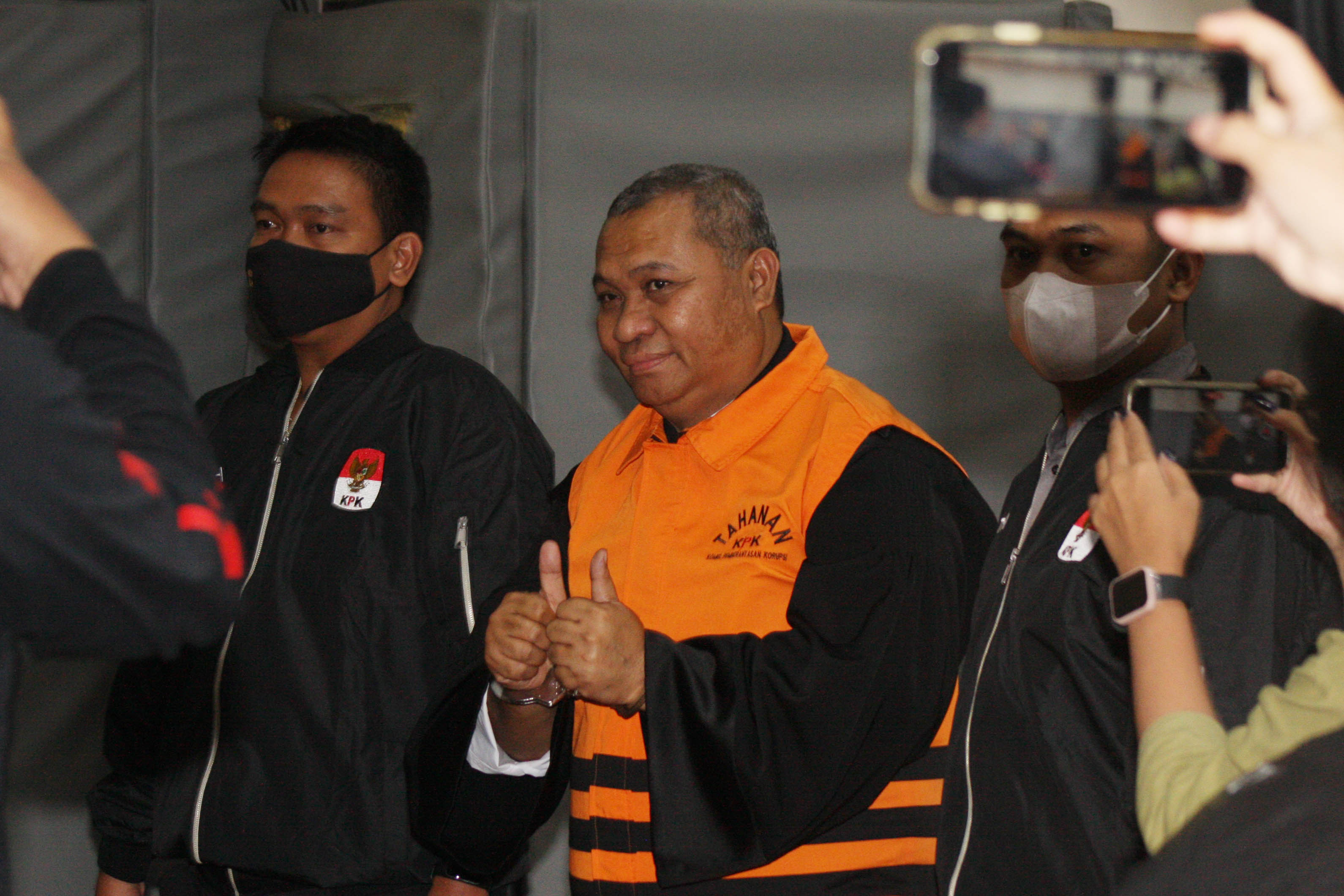 Mantan kuasa hukum Gubernur Papua nonaktif Lukas Enembe, Stefanus Roy Rening (tengah).