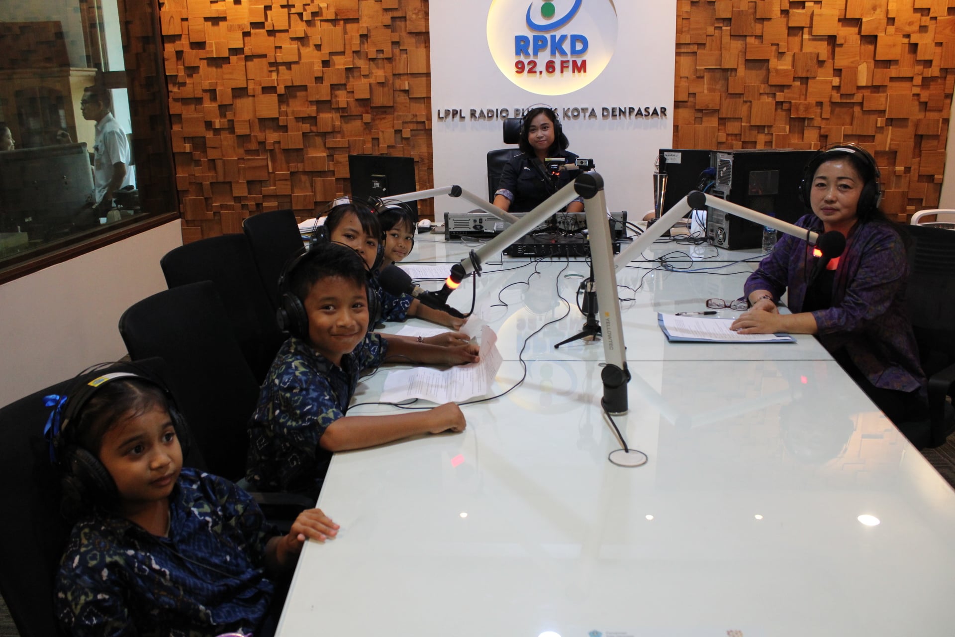 Bunda Literasi Kota Denpasar mendongeng menggunaka Bahasa Bali