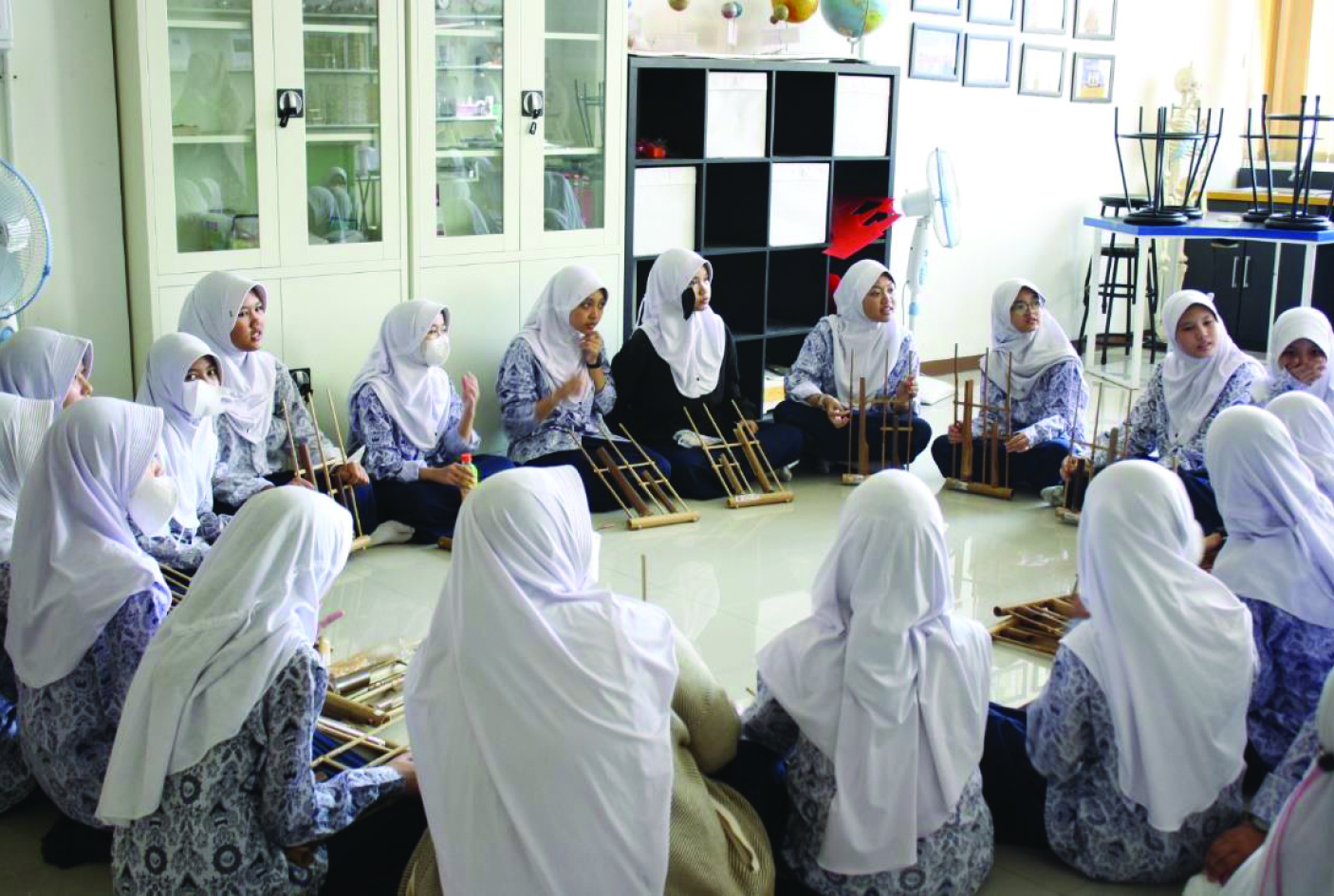 Suasana ekskul angklung di SMP Muhammadiyah 8 Bandung, Jawa Barat.