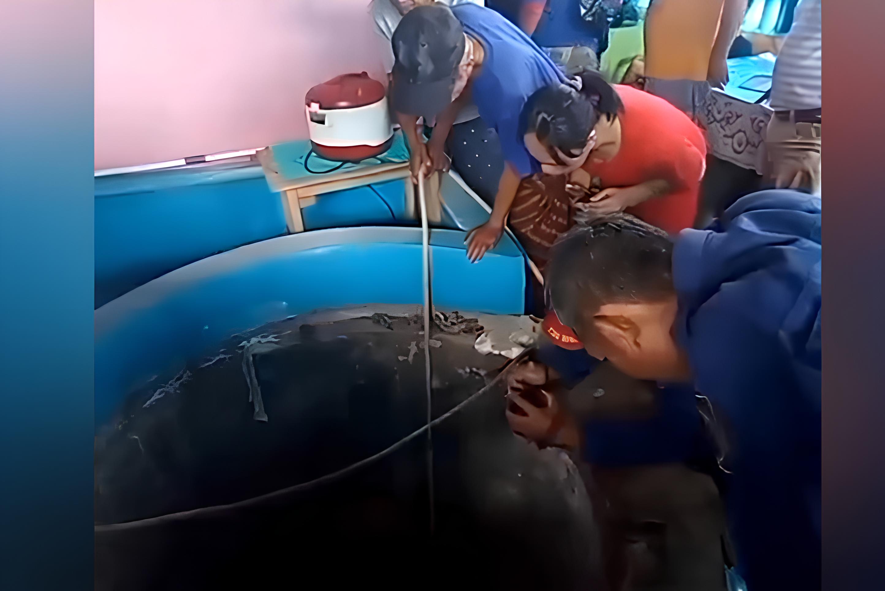 Petugas pemadam kebakaran mengevakuasi emak-emak yang terjatuh ke sumur 10 meter di Bengkulu.