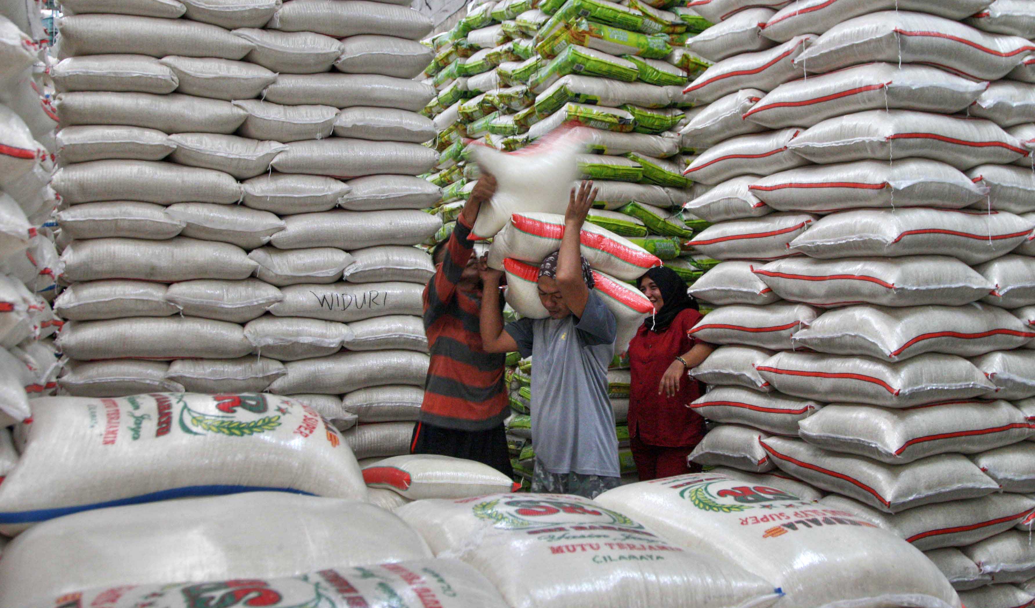 Pekerja tengah menata beras karungan di Gudang beras Pasar Beras Induk Cipinang, Jakarta, Senin (18//9).