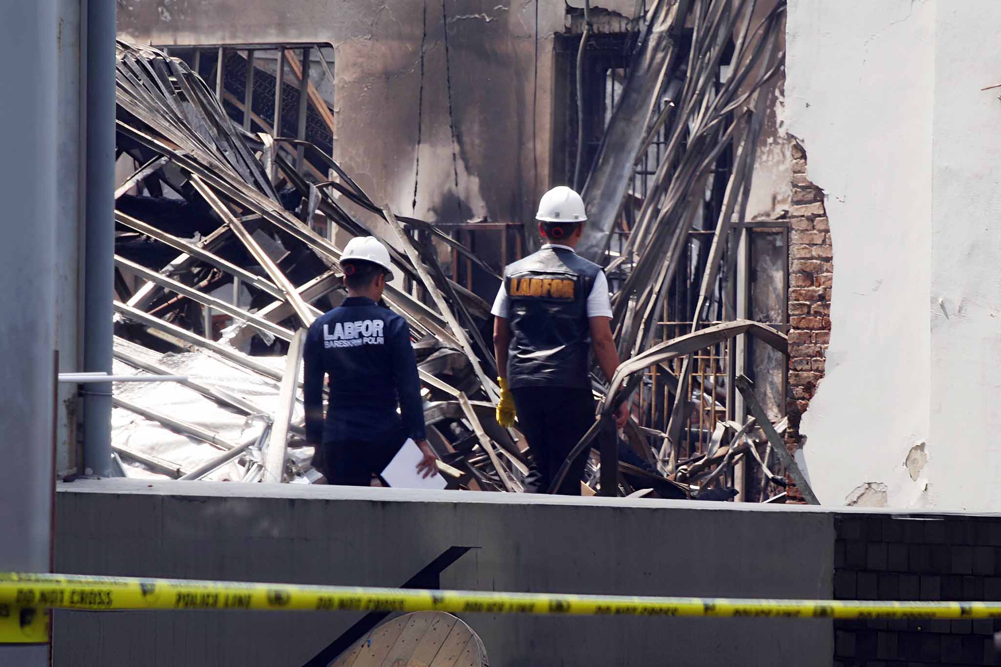 Tim Puslabfor menyelidiki penyebab kebakaran di Museum Nasional di Jalan Medan Merdeka Barat, Jakarta Pusat.