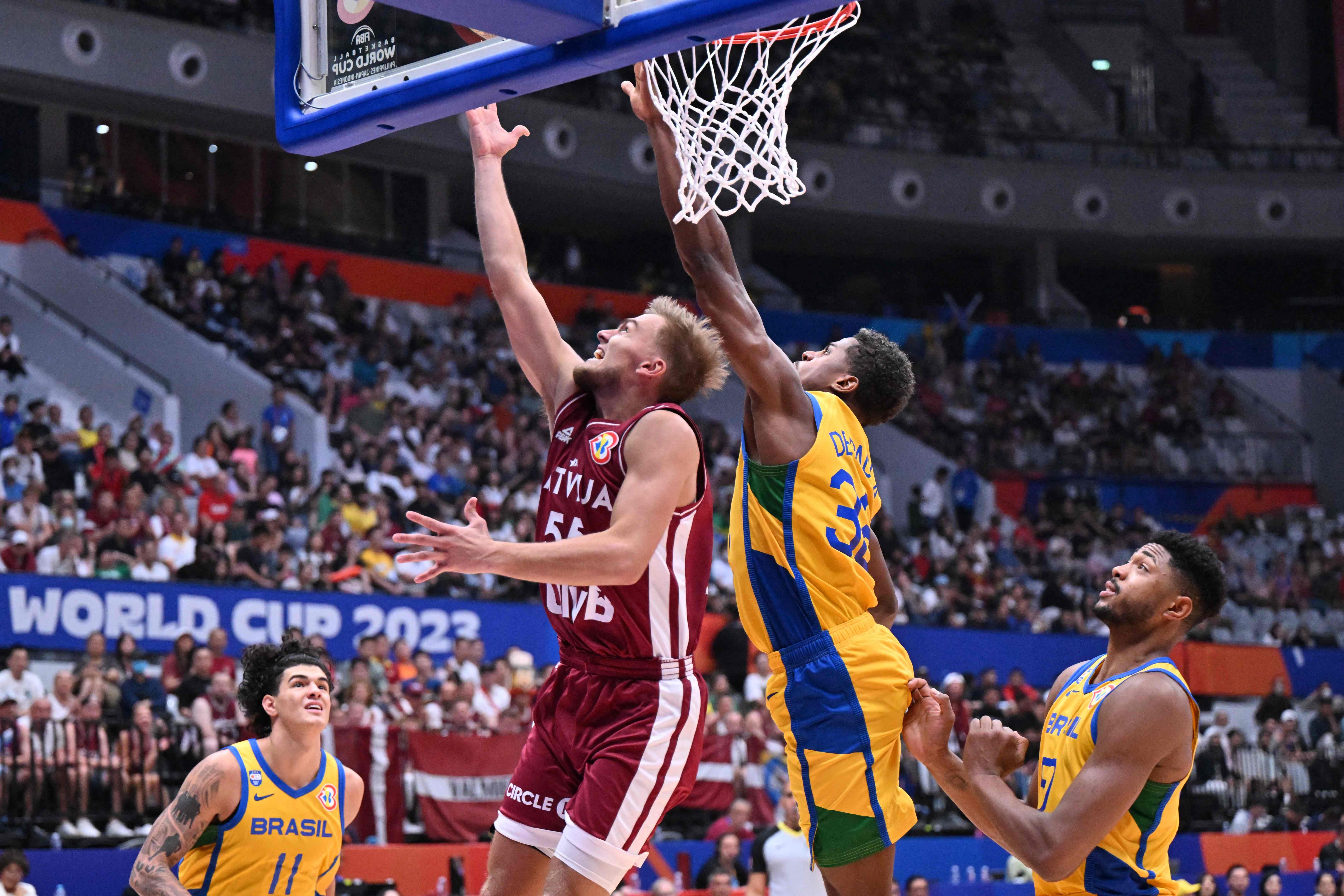 Laga Kejuaraan Dunia Bola Basket antara Latvia dan Brasil