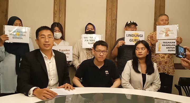 Surianto (tengah) didampingi Herry (kiri), tim kuasa hukumnya menjelaskan dugaan kriminalisasi oleh oknum kepolisian