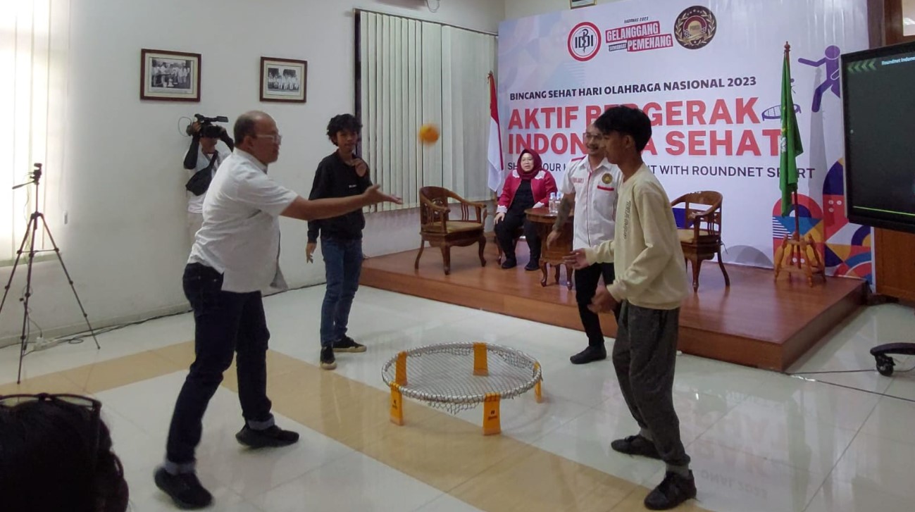 Ketua Umum PB IDI Adib Khumaidi bermain roundnet dengan Ketua Umum PORSI Genta Fajar dan 2 pemain roundnet.