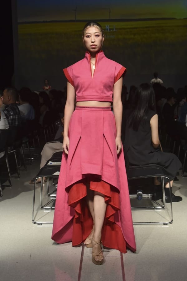 Salah satu koleksi (X)S.M.L yang ditampilkan di Rakuten Fashion Week SS2024 di Tokyo, Jepang