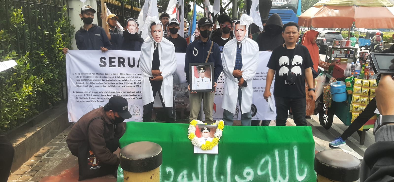 Aksi massa tolak calon penjabat wali kota Bekasi