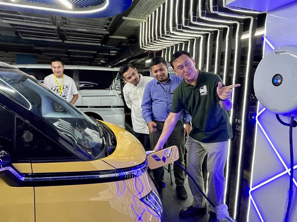 Charging system atau SPKLU (Stasiun Pengisian Kendaraan Listrik Umum) di Mal Kasablanka, Jakarta.