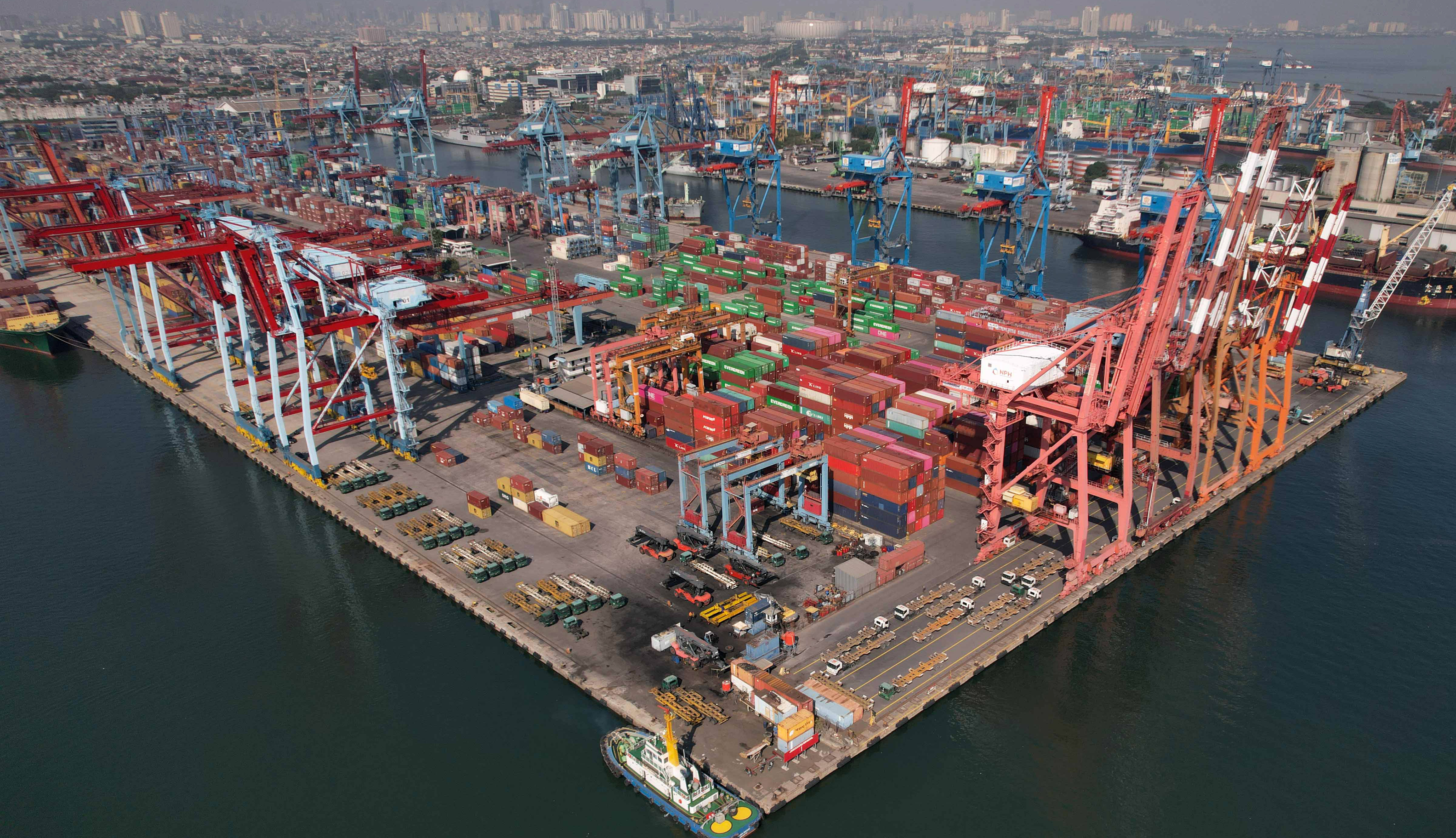 Tumpukan peti kemas tertata di Pelabuhan Tanjung Priok, Jakarta, Kamis (20/07).