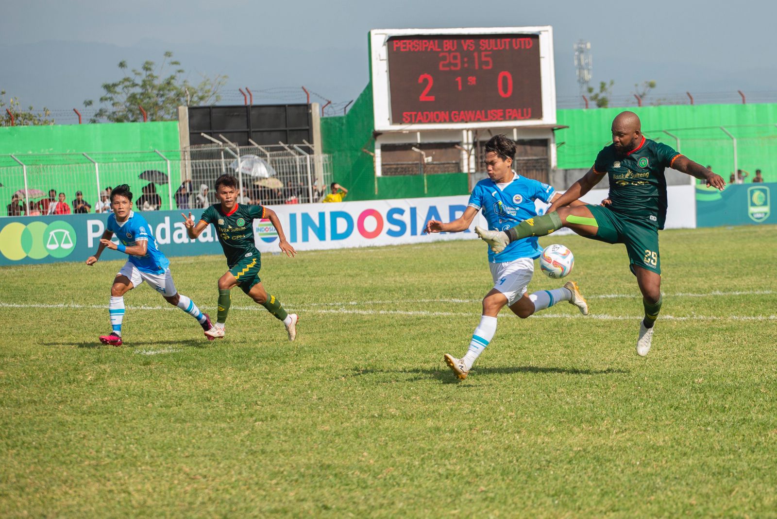 Laga antara Persipal BU dan Sulut United dalam laga lanjutan Pegadaian Liga 2 di Stadion Gawalise Palu, Sulawesi Tengah, Sabtu (16/9).