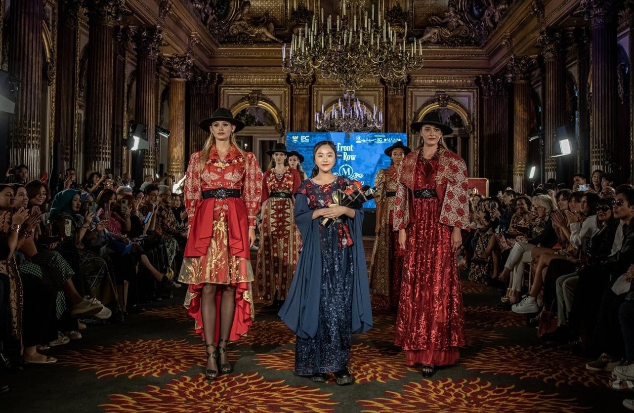 Desainer Michelle Liu bersama model yang mengenakan busana rancangannya