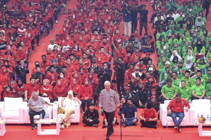 Bacapres Ganjar Pranowo bersiap menyampaikan pidato politiknya saat menghadiri konsolidasi lintas partai politik pendukung