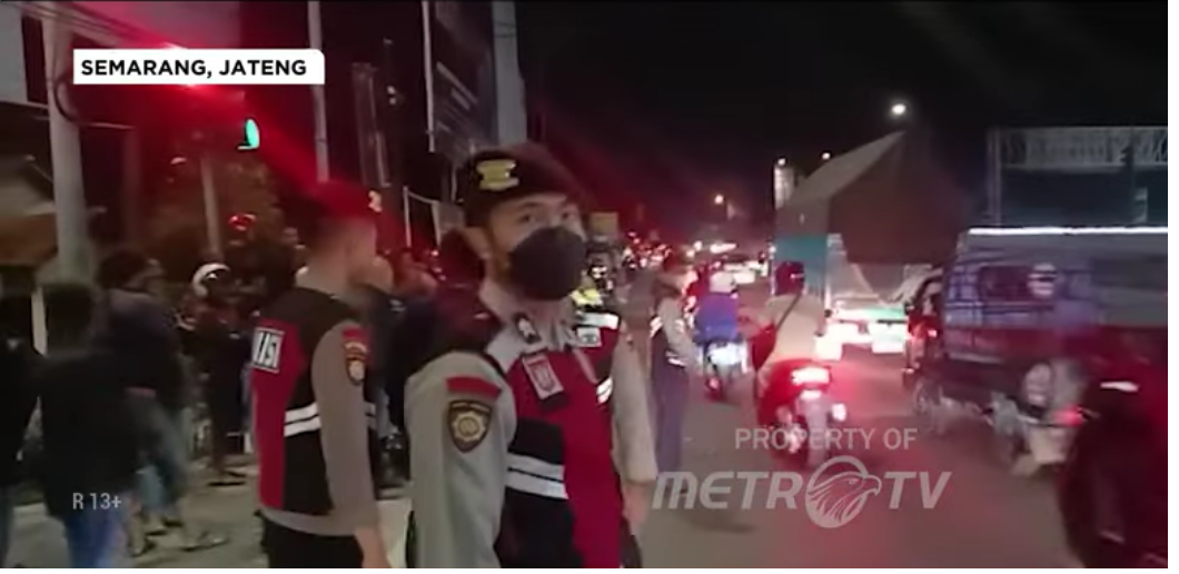 Sejumlah polisi berjaga di lokasi kecelakaan beruntun Exit Tol Bawen, Semarang.