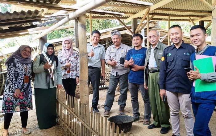 Direktur Polbangtan Malang, Setya Budhi Udrayana (ke-5 kanan) mengunjungi peternakan itik petelur milik  Bawon Wijono di Kabupaten Malang.