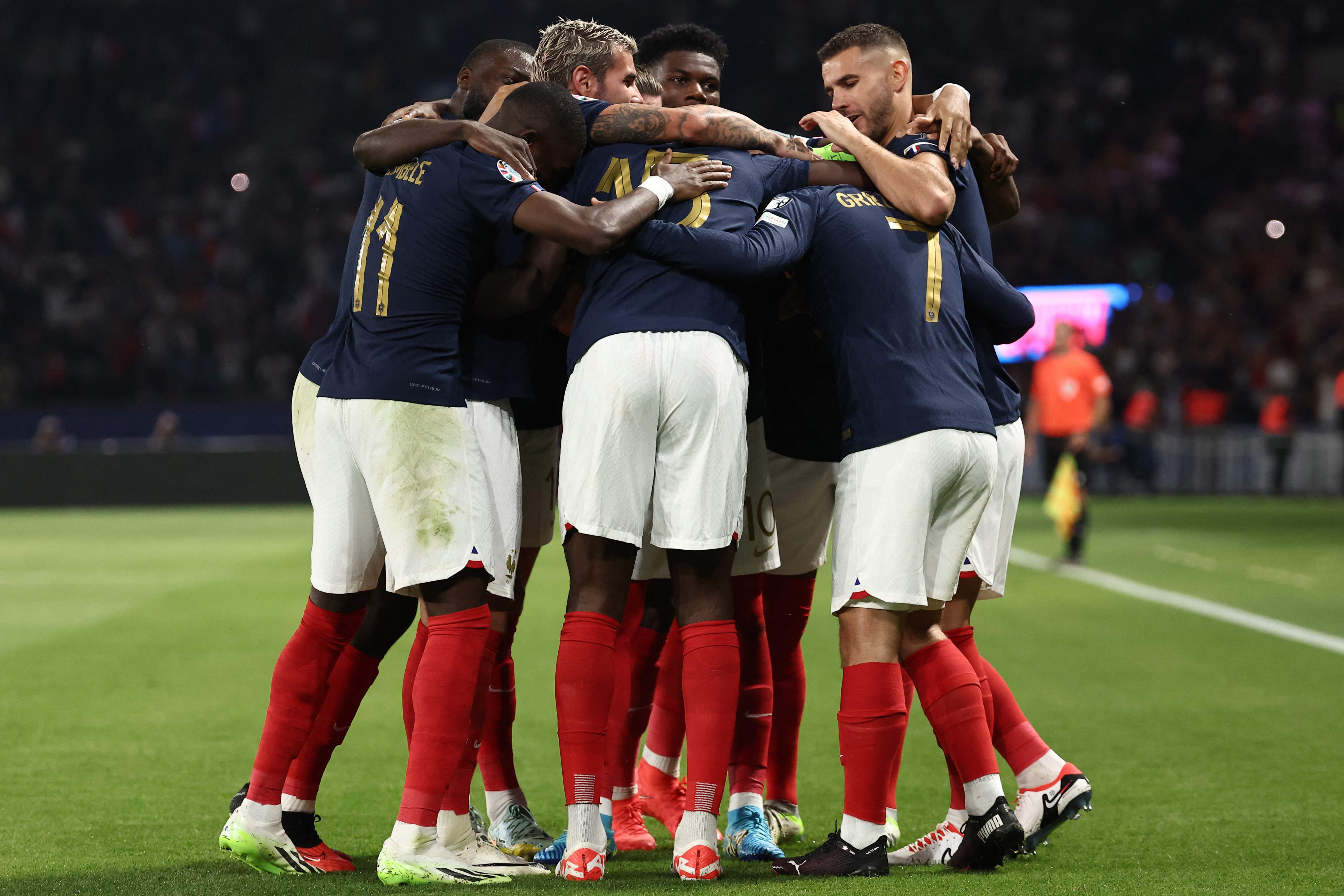 Para pemain Prancis melakukan selebrasi usai mencetak gol ke gawang Irlandia di laga kualifikasi Piala Eropa 2024.