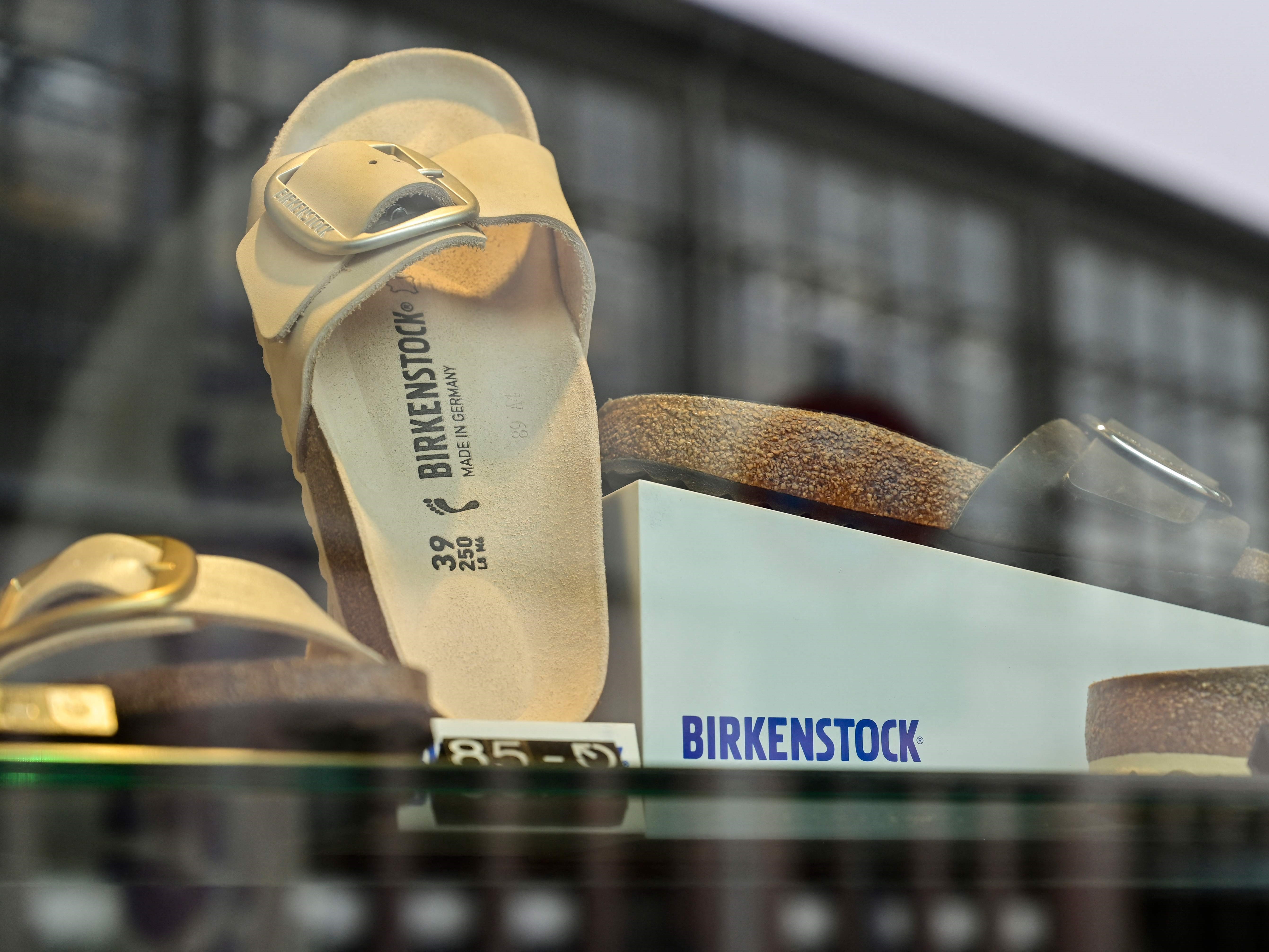 Merek Alas Kaki Jerman Birkenstock Ajukan IPO di AS