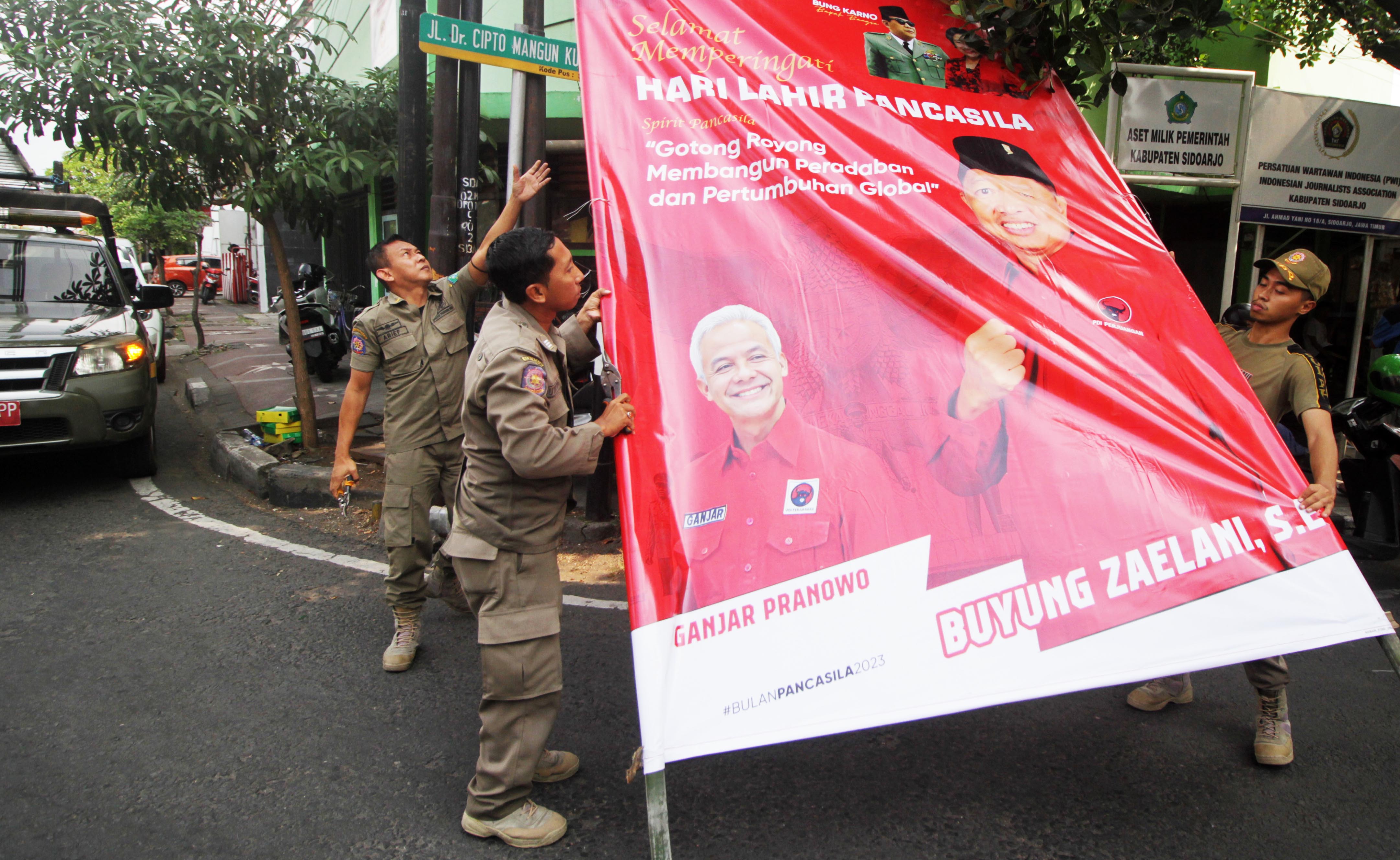 Ilustrasi--Satpol PP menertibkan baliho tak berizin di jalan kawasan Dr. Cipto Mangun Kusumo, Sidoarjo, Jawa Timur.