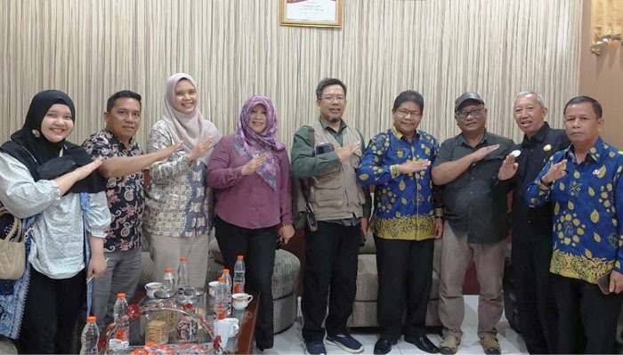 Project Manager SIMURP, Sri Mulyani (keempat dari kiri).