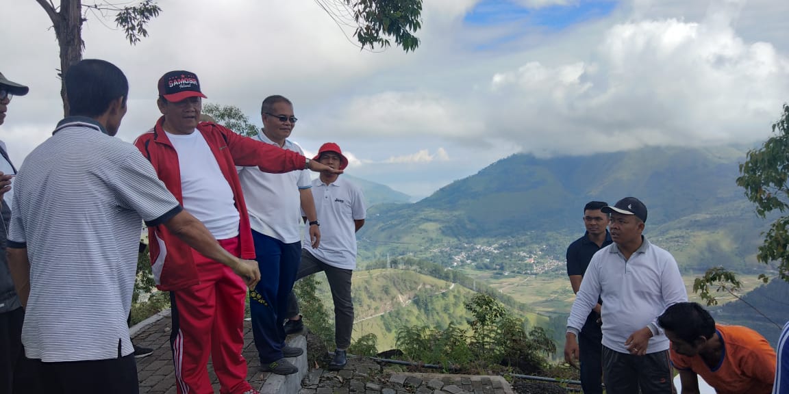 Bupati Samosir Rapidin Simbolon (Jaket merah ) saat melakukan penanaman kayu didaerah kritis Tele Samosir, Sumatera Utara.