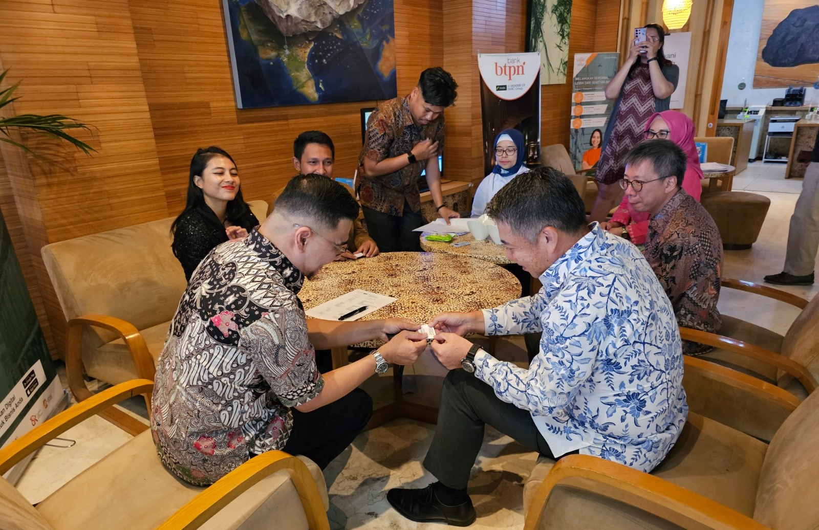 Jajaran manajemen dan direksi Bank BTPN turun langsung melayani nasabah dalam menjelaskan produk dan program pemberdayaan.