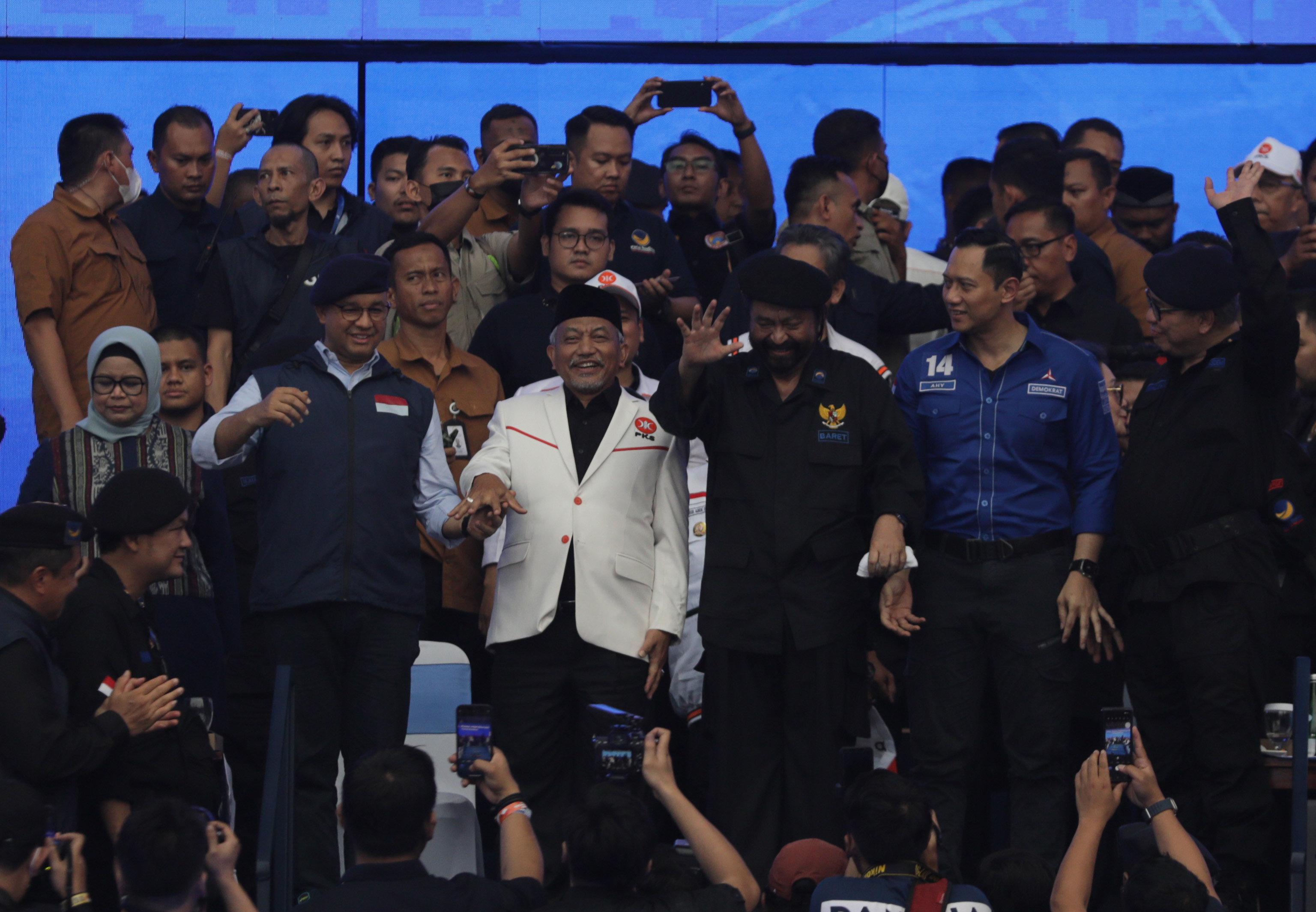 Momen mesra Anies Baswedan bersama PKS, NasDem, dan Demokrat, saat Apel Siaga Perubahan di Jakarta, Minggu (16/7/2023).