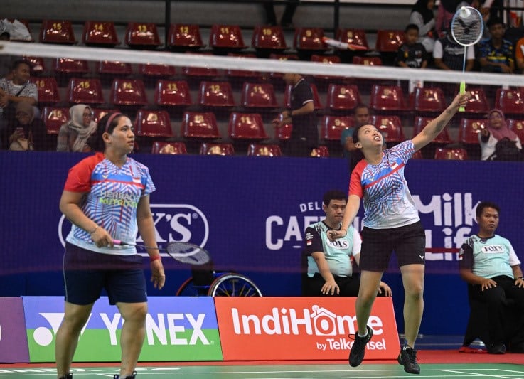 Leani Ratri Oktila (kiri) dan Khalimatus Sadiyah