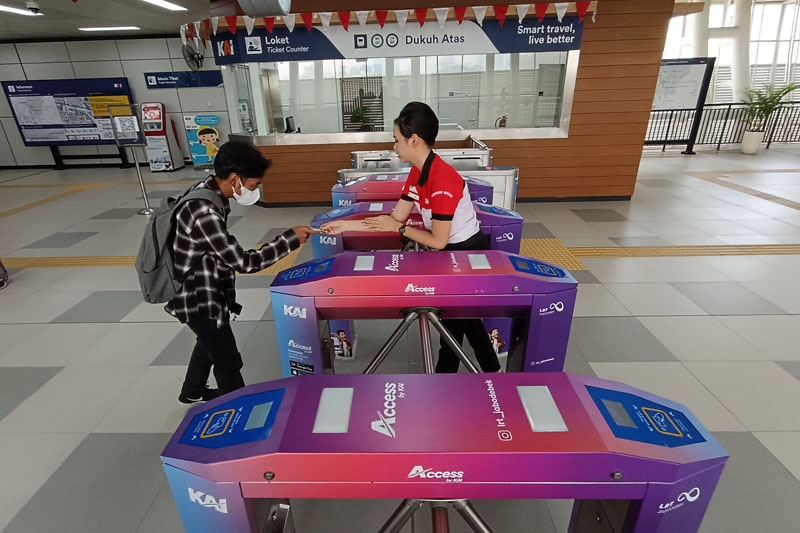Para pengguna JakCard kini sudah bisa memakainya untuk layanan KRL dan LRT Jabodebek.