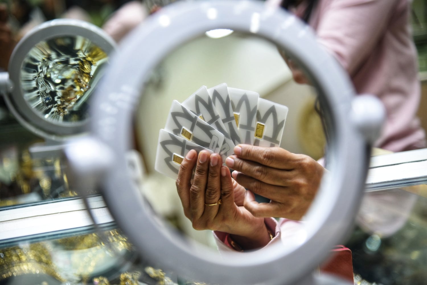 Karyawan menunjukkan emas batangan yang dijual di Cikini Gold Centre, Jakarta Pusat, Senin (9/3/2020).