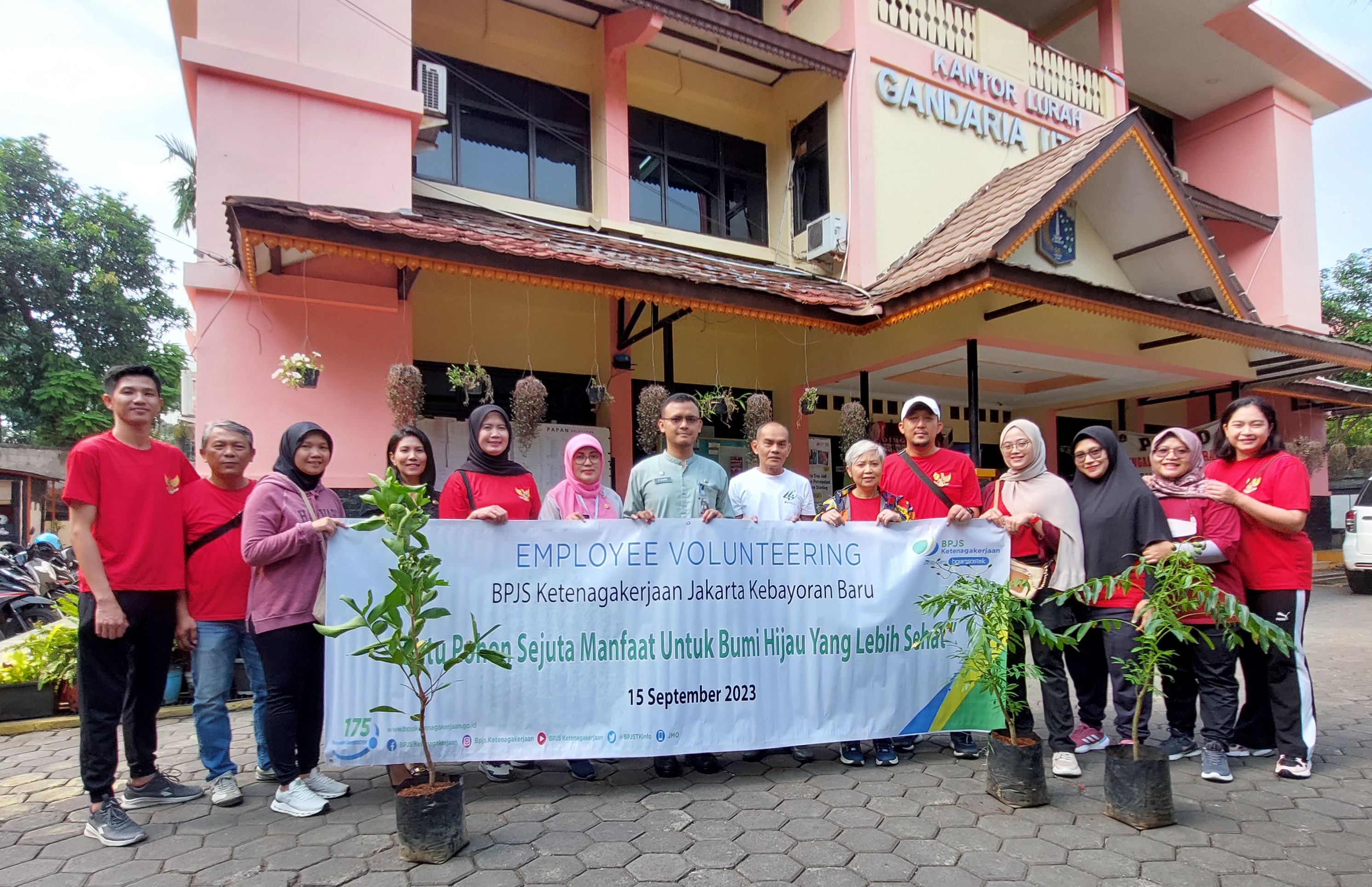 BPJS Ketenagakerjaan Kantor Cabang Jakarta Kebayoran Baru menggelar kegiatan employee volunteering dengan melakukan penanaman pohon.