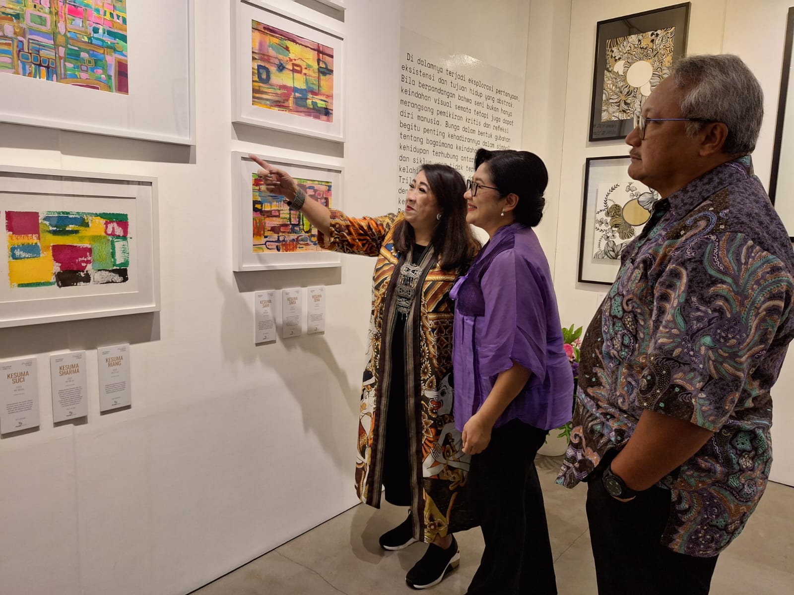 Karya-karya seni Antaresa Hendita dalam trilogi Puspa Hati dipamerkan di Galeri Mitra Hadiprana, Kemang, Jakarta Selatan, Jumat (22/9).