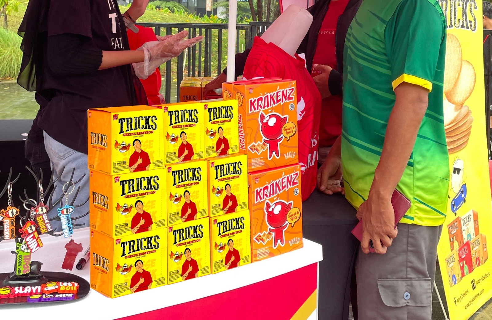 Gerai produk-produk tays hadir dalam sebuah event.