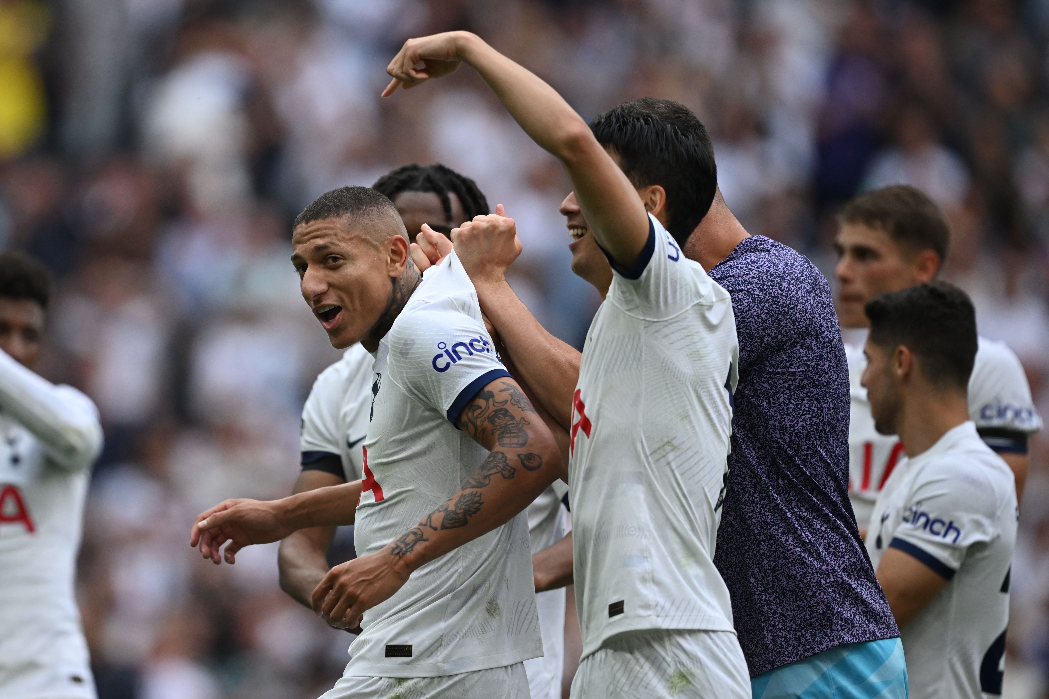 Penyerang Tottenham Hotspur Richarlison melakukan selebrasi usai mencetak gol ke gawang Sheffield United di laga Liga Primer Inggris.