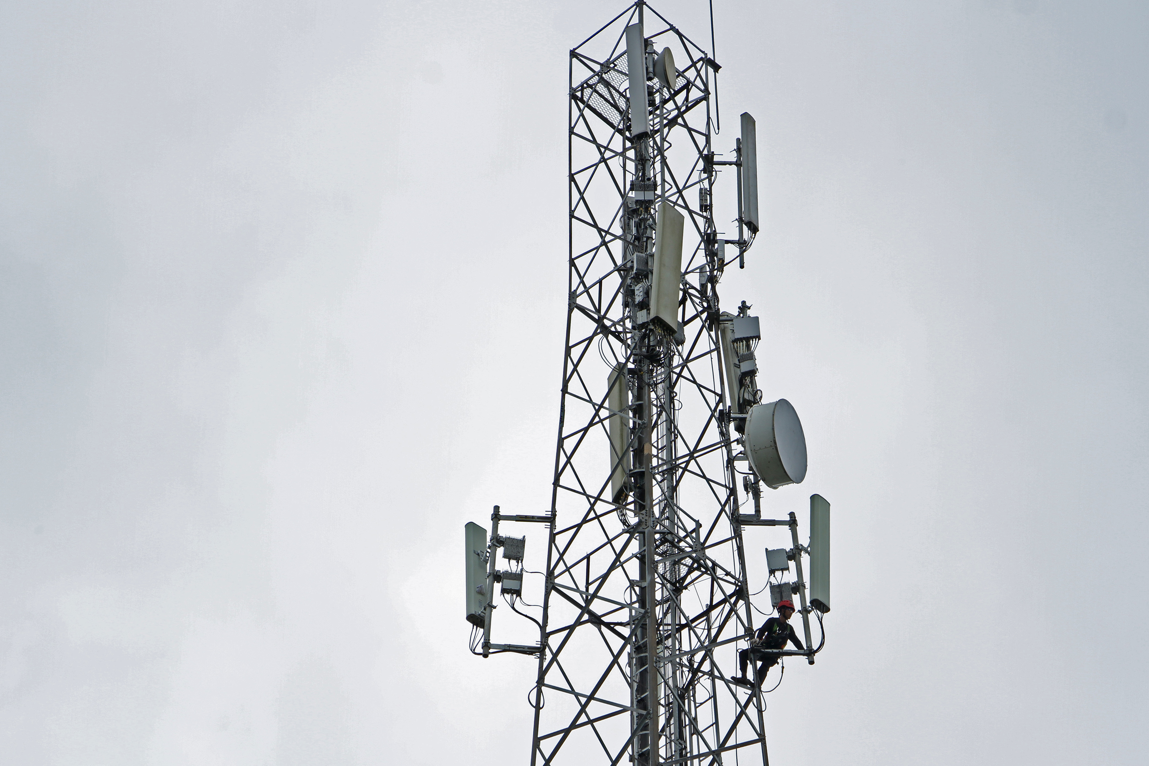 Teknisi memeriksa perangkat BTS di objek wisata Malino, Kabupaten Gowa, Sulawesi Selatan, Selasa (13/12/2022).