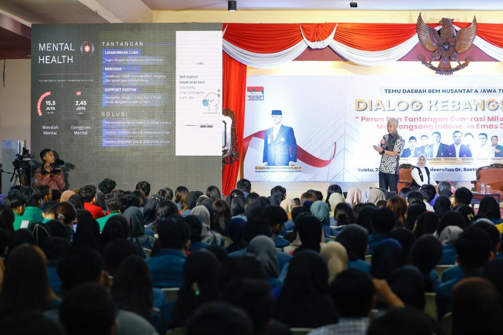 Ganjar Pranowo berdiskusi dengan BEM Nusantara di Surabaya, Jawa Timur