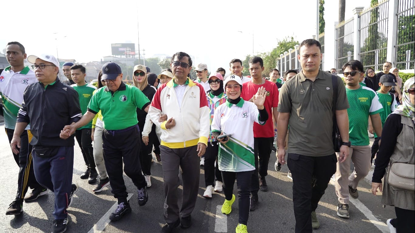 Menkopolhukam Mahfud MD dan politikus senior Partai Golkar Akbar Tandjung menyemarakkan Jalan Sehat Nasional peringati HUT ke-57 MN KAHMI.