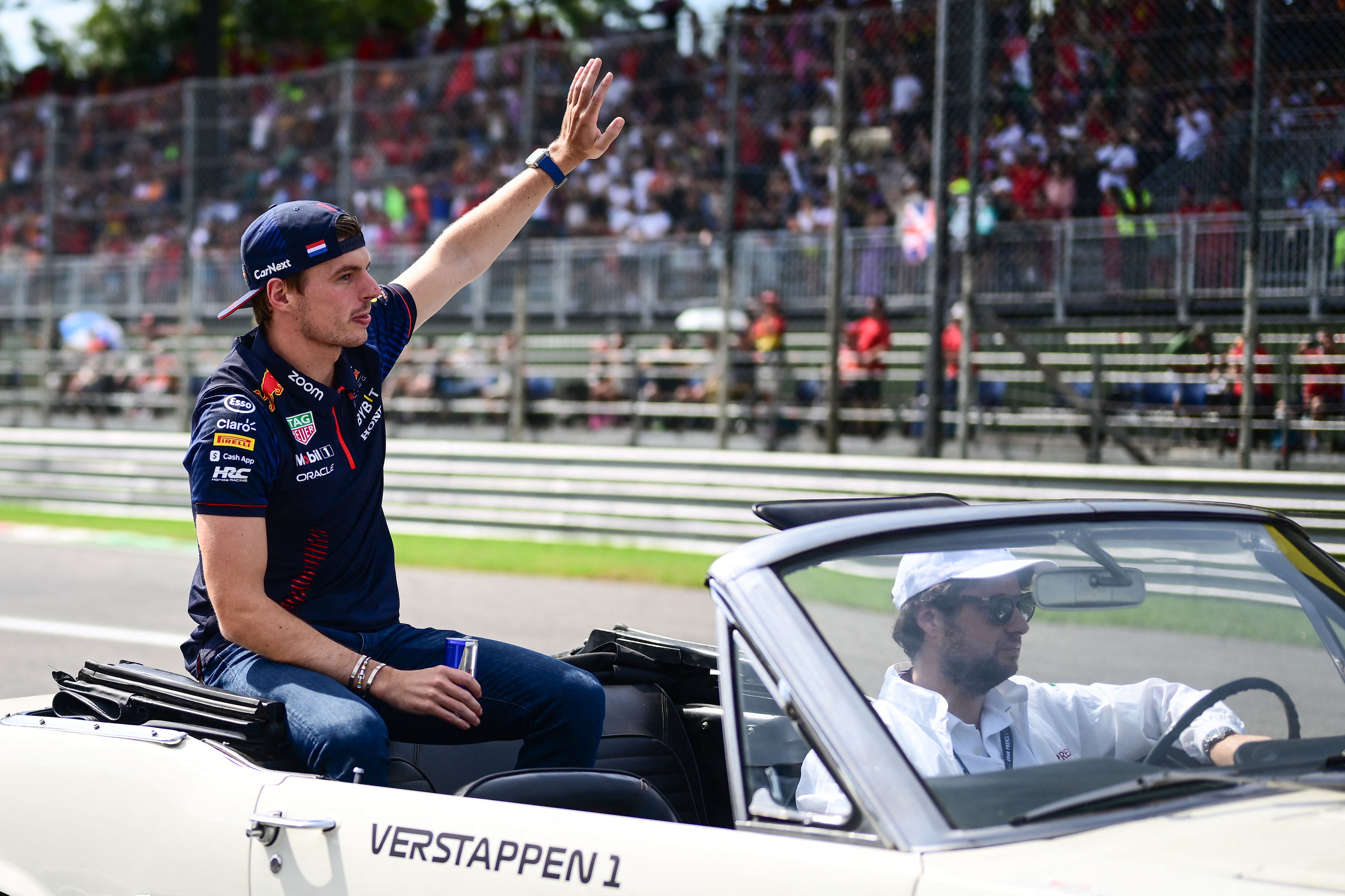 Max Verstappen (kiri) saat parade Formula 1 Grand Prix Italia, Minggu (3/9).
