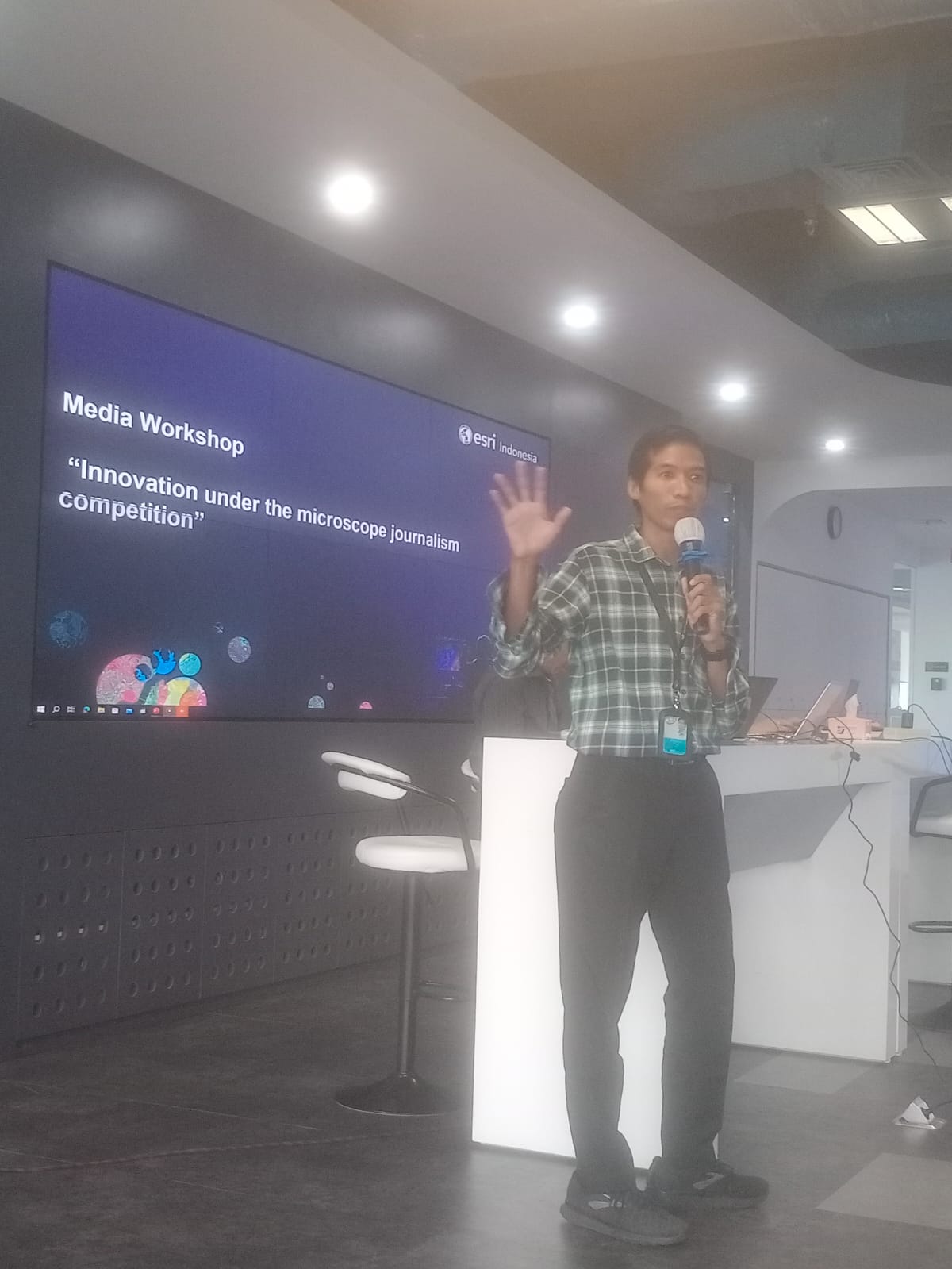 Senior Manager Solution and Technology Esri Indonesia, Khairul Amri, memberikan paparan dalam workshop, Rabu (13/9).