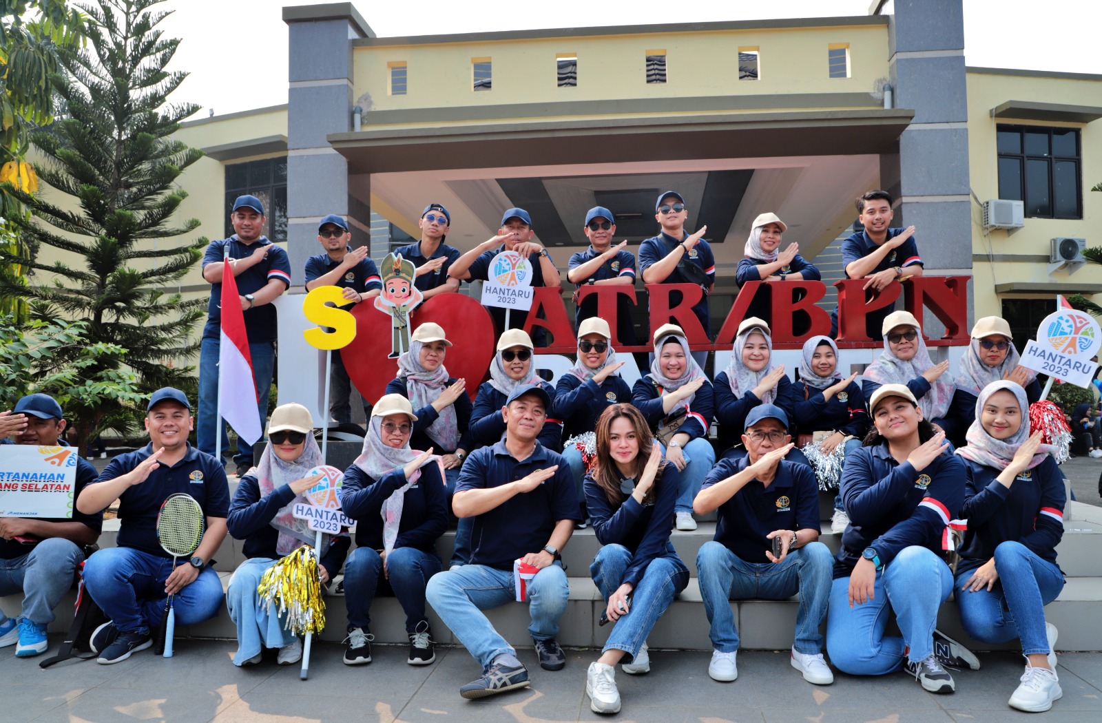 Kepala Kantor Pertanahan Tangsel Shinta Purwitasari (tengah) bersama jajarannya turut menyemarakkan Hari Agraria dan Tata Ruang 2023.