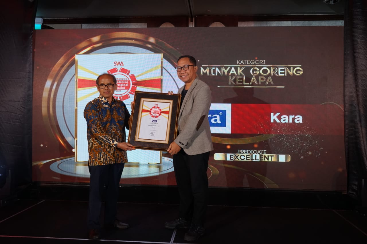 Penyerahaan penghargaan Indonesia Original Brand Award 2023 kepada Kara Indonesia.