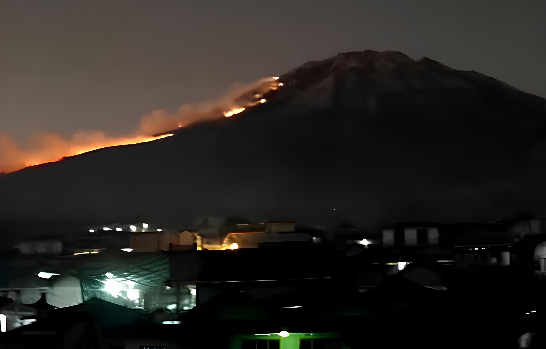 Potret api yang membakar gunung Sumbing di Wonosobo, Jawa Tengah.
