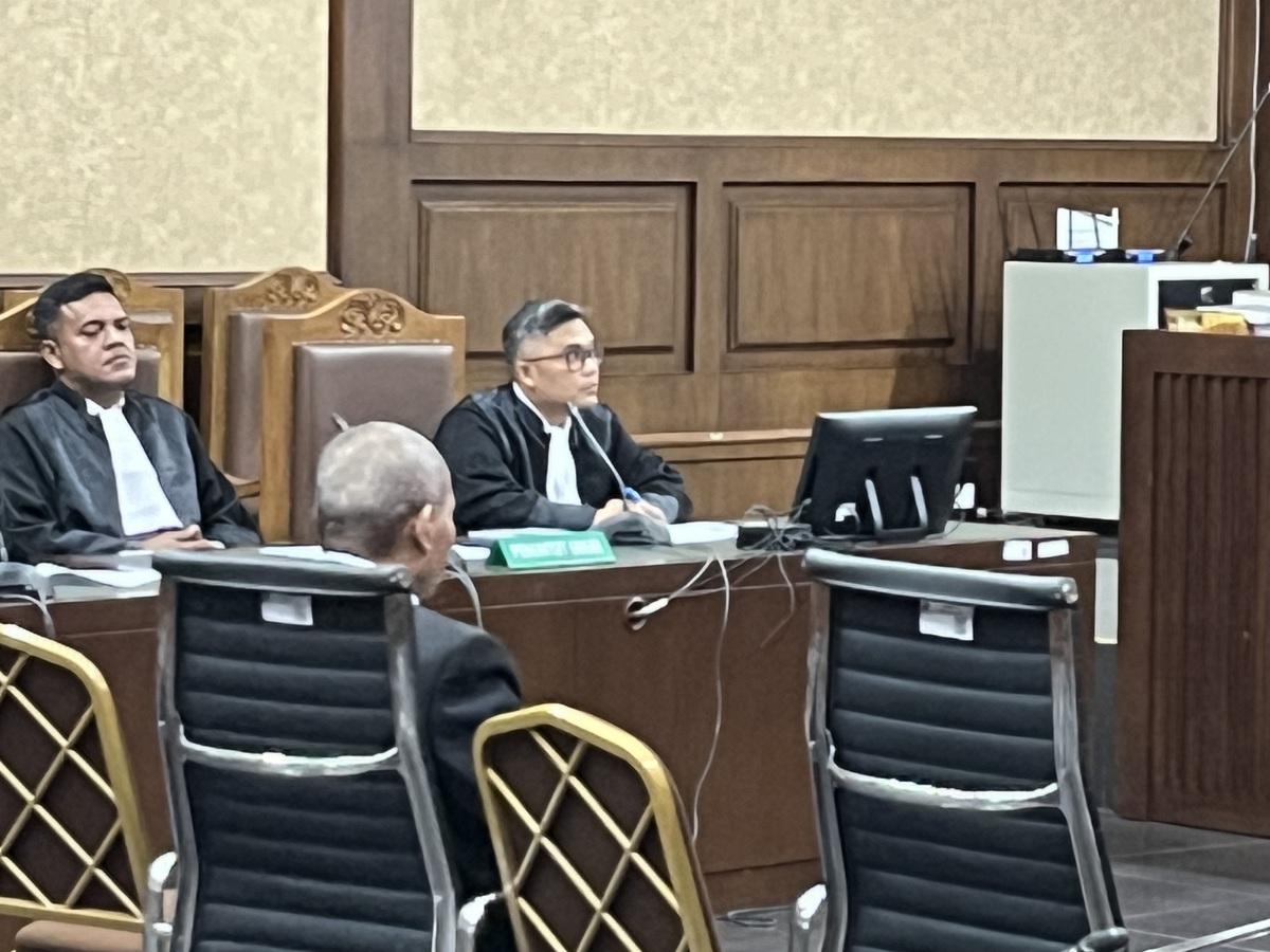 Sidang perdana pengacara Lukas Enembe, Stefanus Roy Rening.