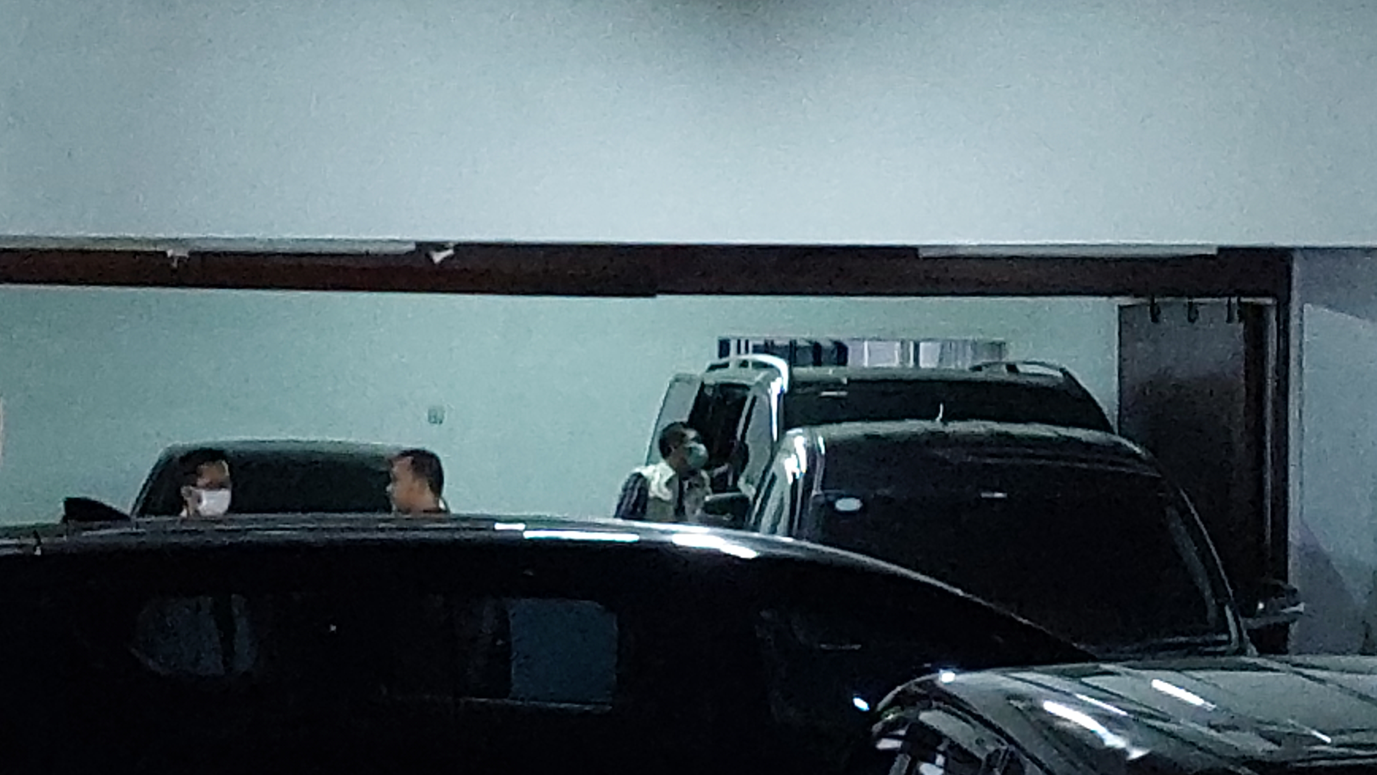 Petugas dengan Rompi KPK Periksa Mobil Van Hitam di Garasi Mentan Syahrul