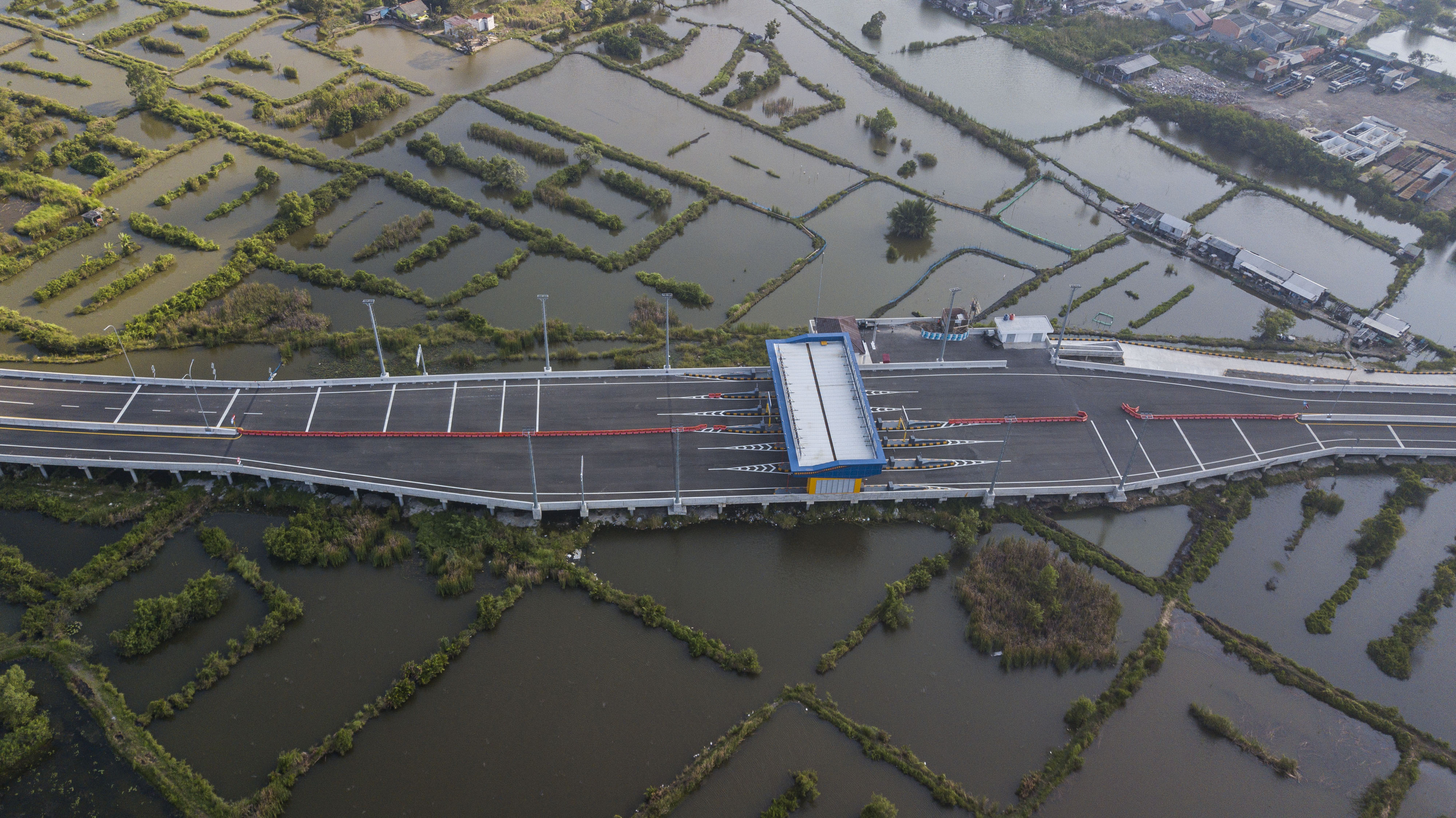Gerbang Tol Tarumajaya di seksi Tol Cibitung Cilincing