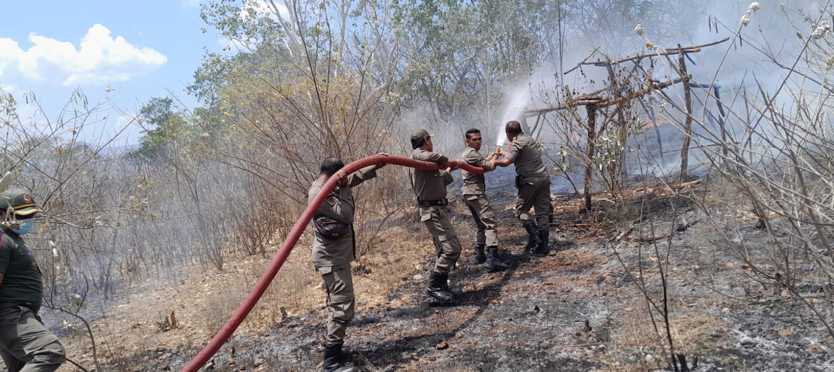 Satpol PP Lembata Berhasil Padamkan Karhutla