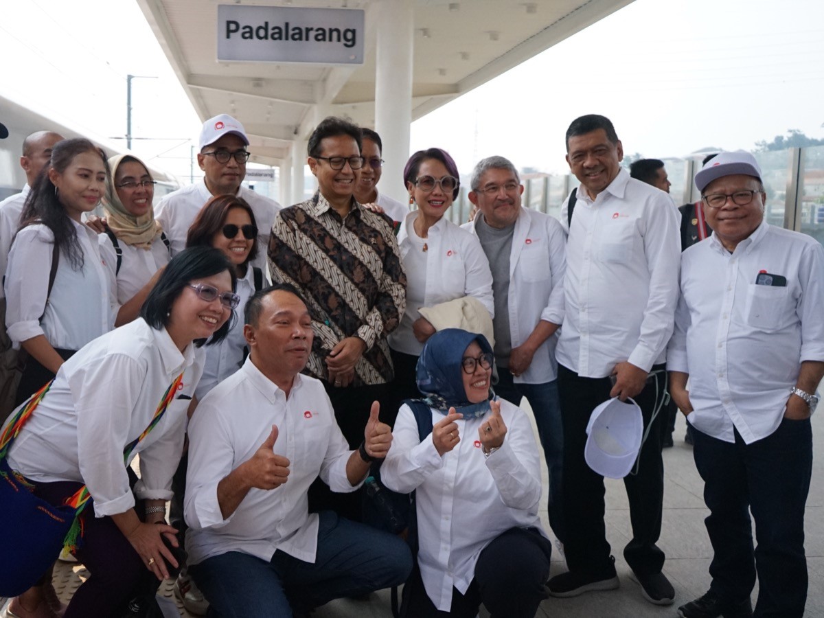 Menteri Perhubungan Budi Karya Sumadi melakukan uji coba perjalanan ke kota Bandung menggunakan Kereta Cepat Jakarta-Bandung (KCJB).